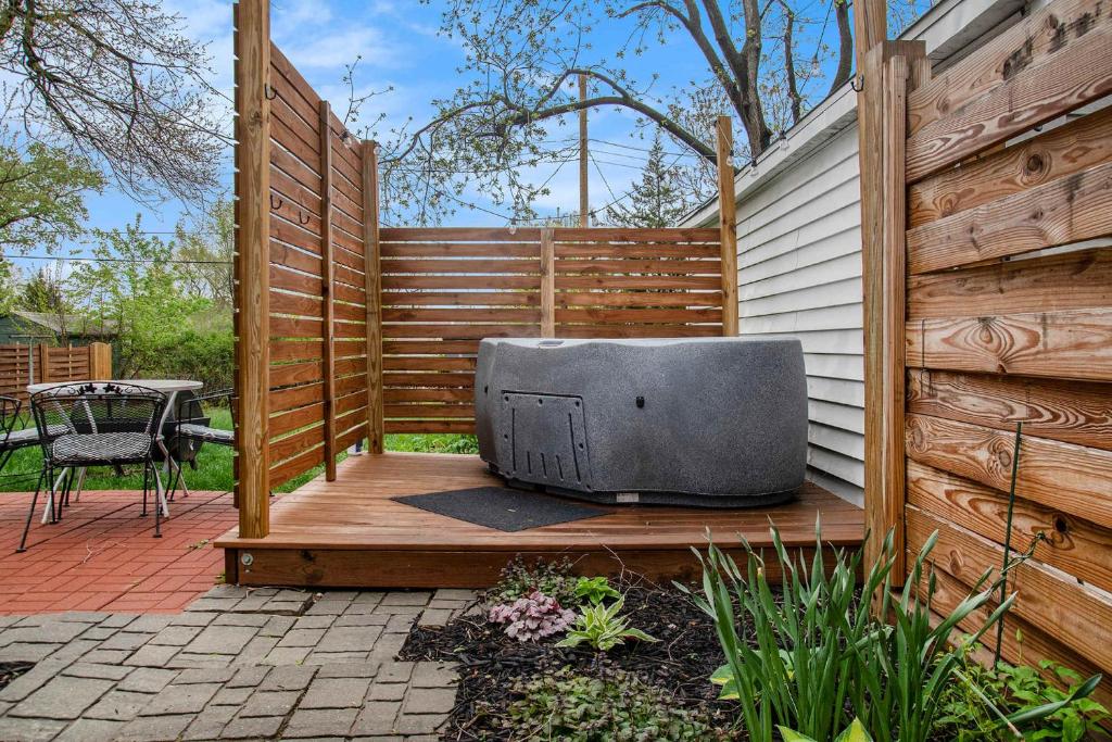 Hot Tub (Jacuzzi) - Photo 3