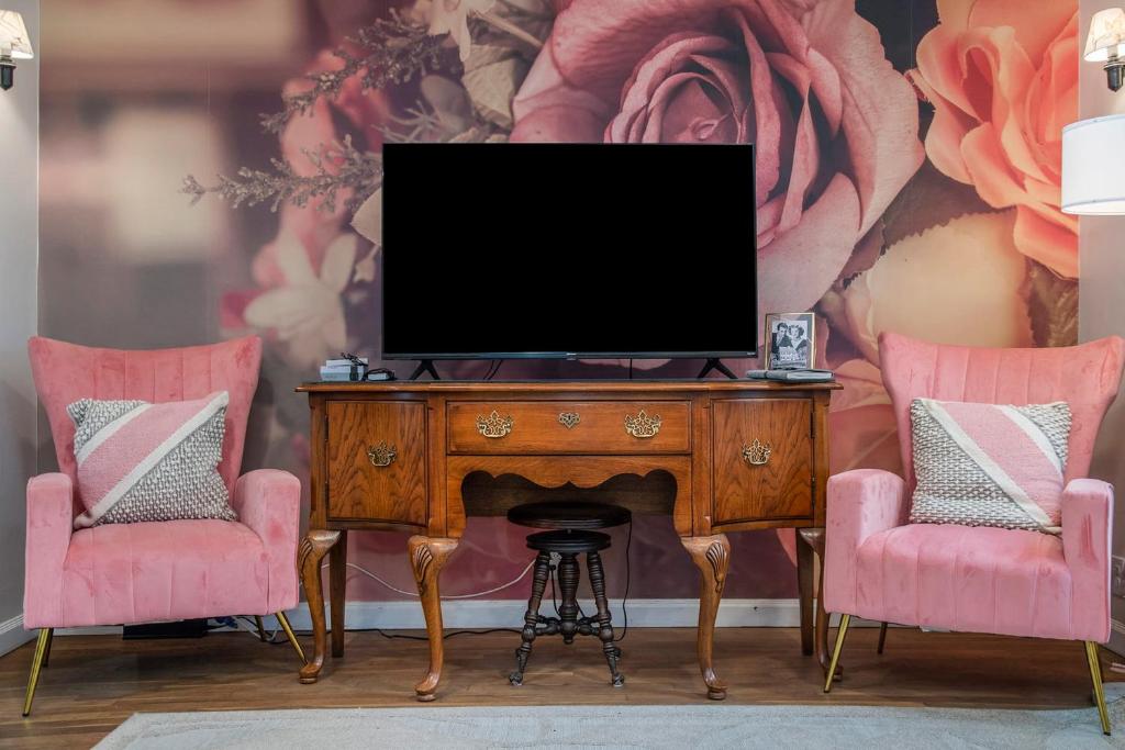 Sweet Rose Cottage A Romantic Getaway - Image 7