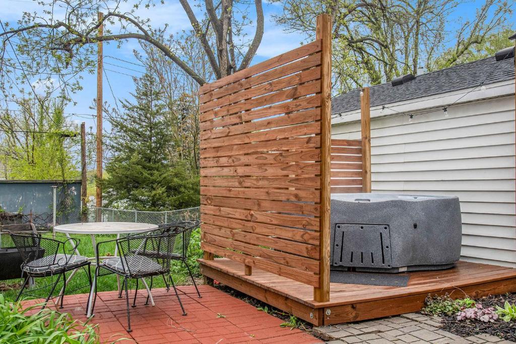 Hot Tub (Jacuzzi) - Photo 2