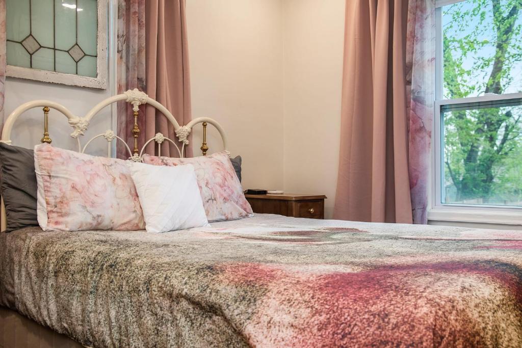 Sweet Rose Cottage A Romantic Getaway - Image 5