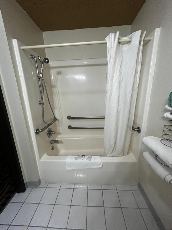 West Point Inn & Suits - Image 8