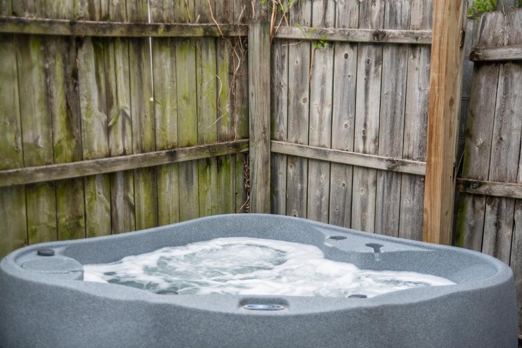 Hot Tub (Jacuzzi) - Photo 3