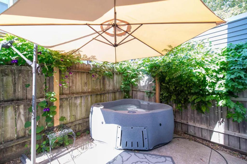 Hot Tub (Jacuzzi) - Photo 4