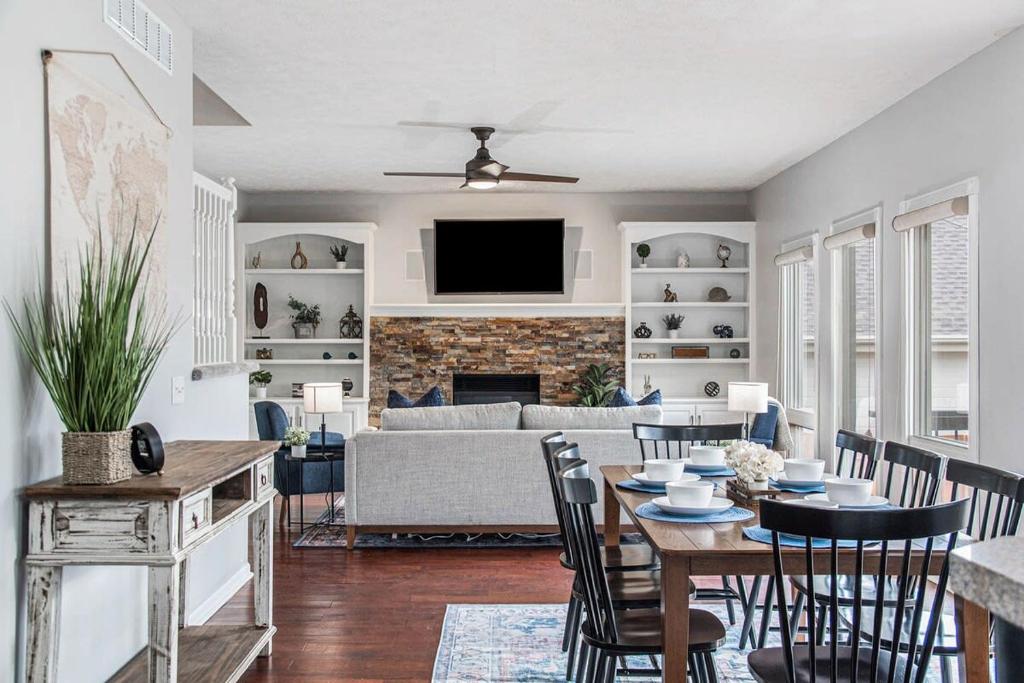 Relax in Style 5BR Home Hot Tub & Games - Image 7