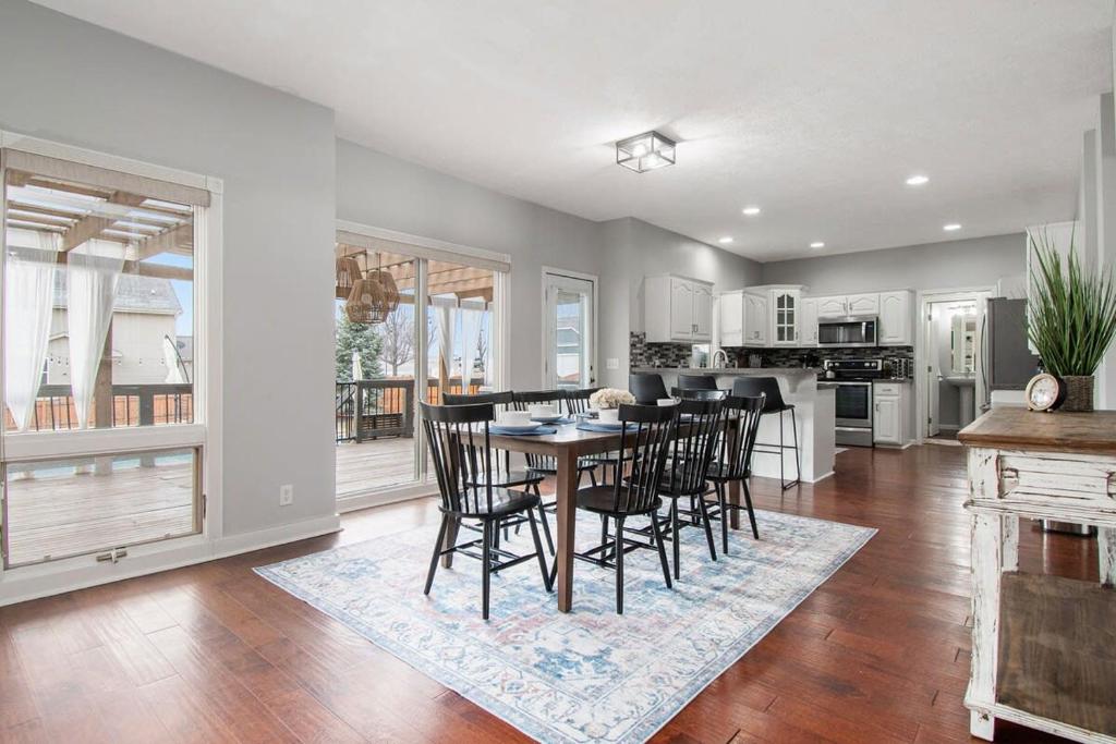 Relax in Style 5BR Home Hot Tub & Games - Image 4