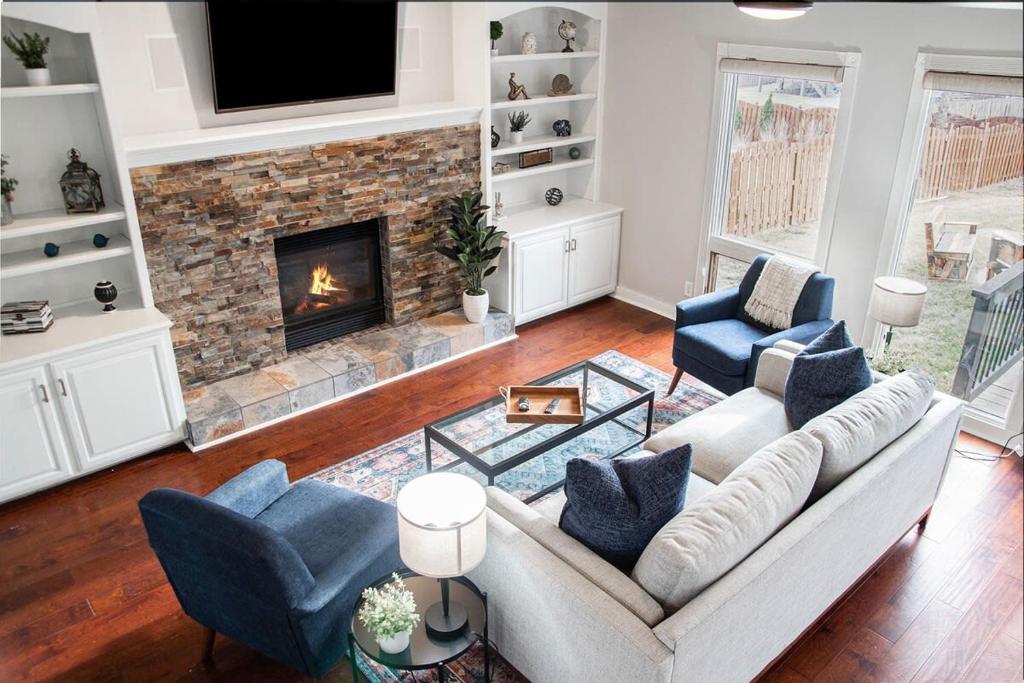 Relax in Style 5BR Home Hot Tub & Games - Image 6