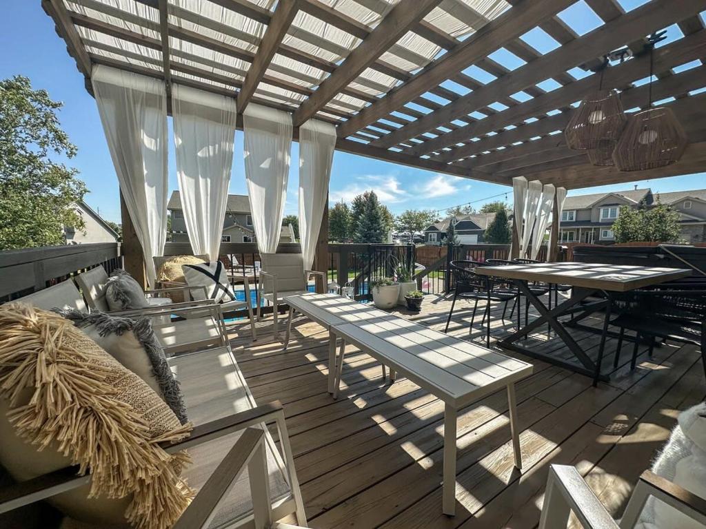 Relax in Style 5BR Home Hot Tub & Games - Image 5