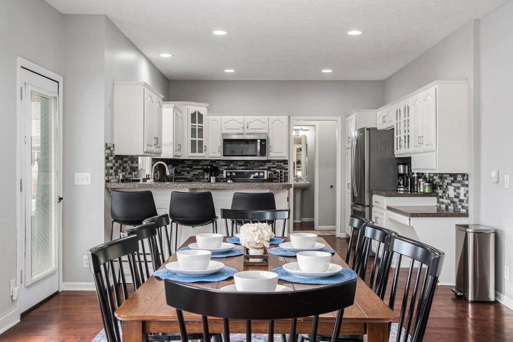 Relax in Style 5BR Home Hot Tub & Games - Image 8