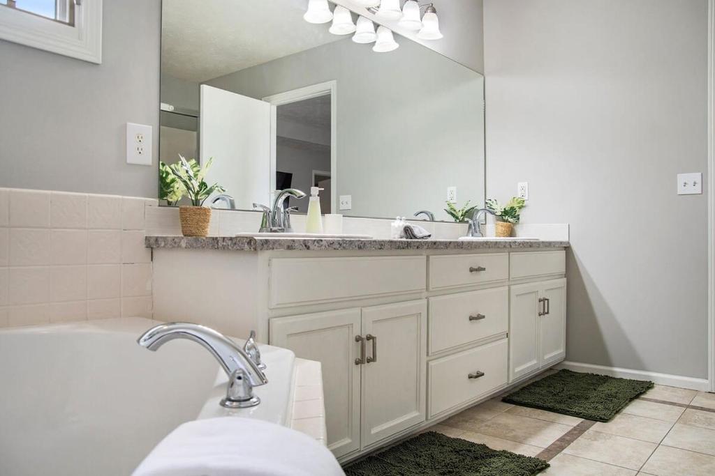 Hot Tub (Jacuzzi) - Photo 2