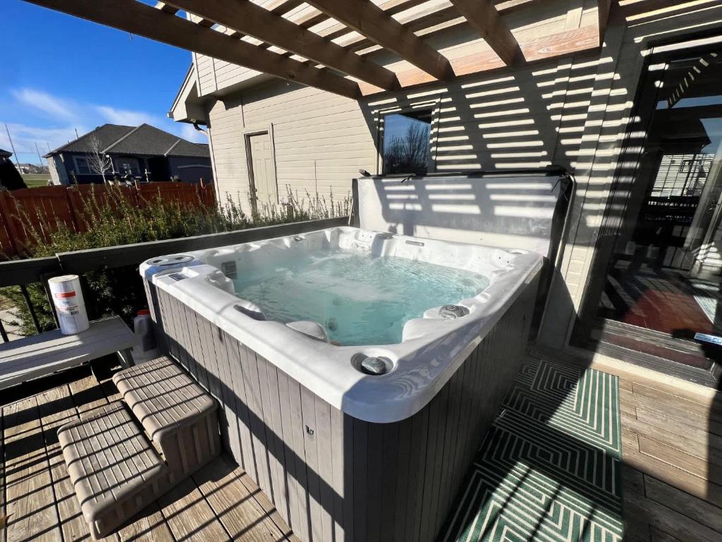 Relax in Style 5BR Home Hot Tub & Games
