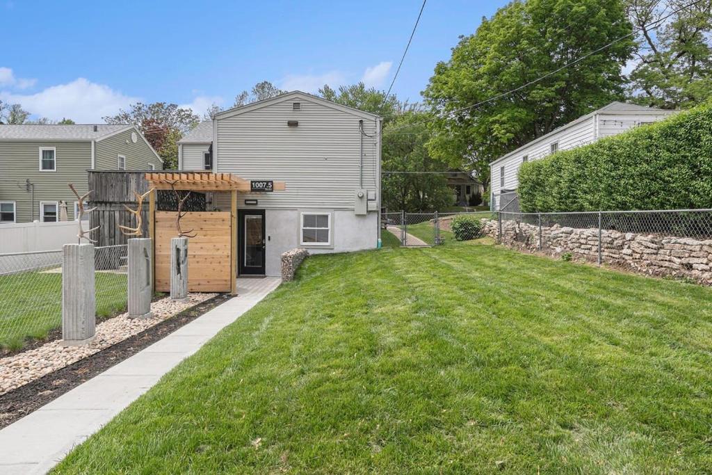 Hot Tub (Jacuzzi) - Photo 3