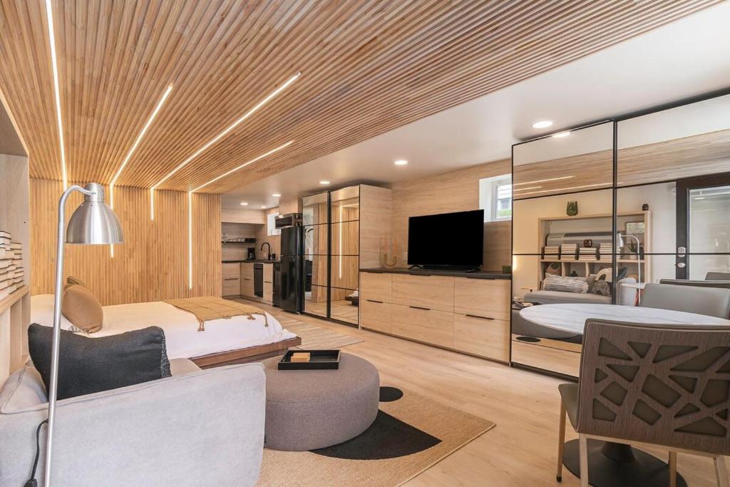 Lux Studio Oasis Hot Tub Cozy Heated Floors