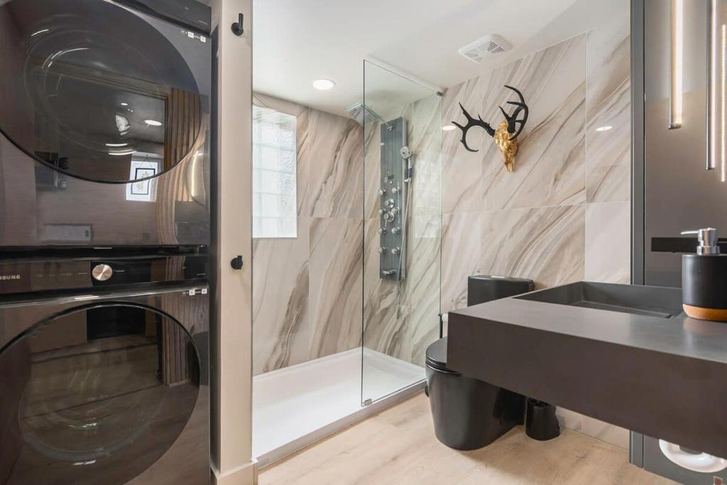 Lux Studio Oasis Hot Tub Cozy Heated Floors - Image 4