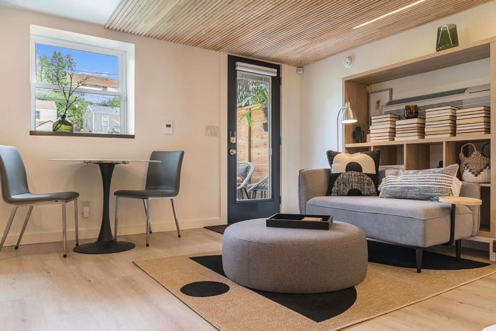 Lux Studio Oasis Hot Tub Cozy Heated Floors - Image 7