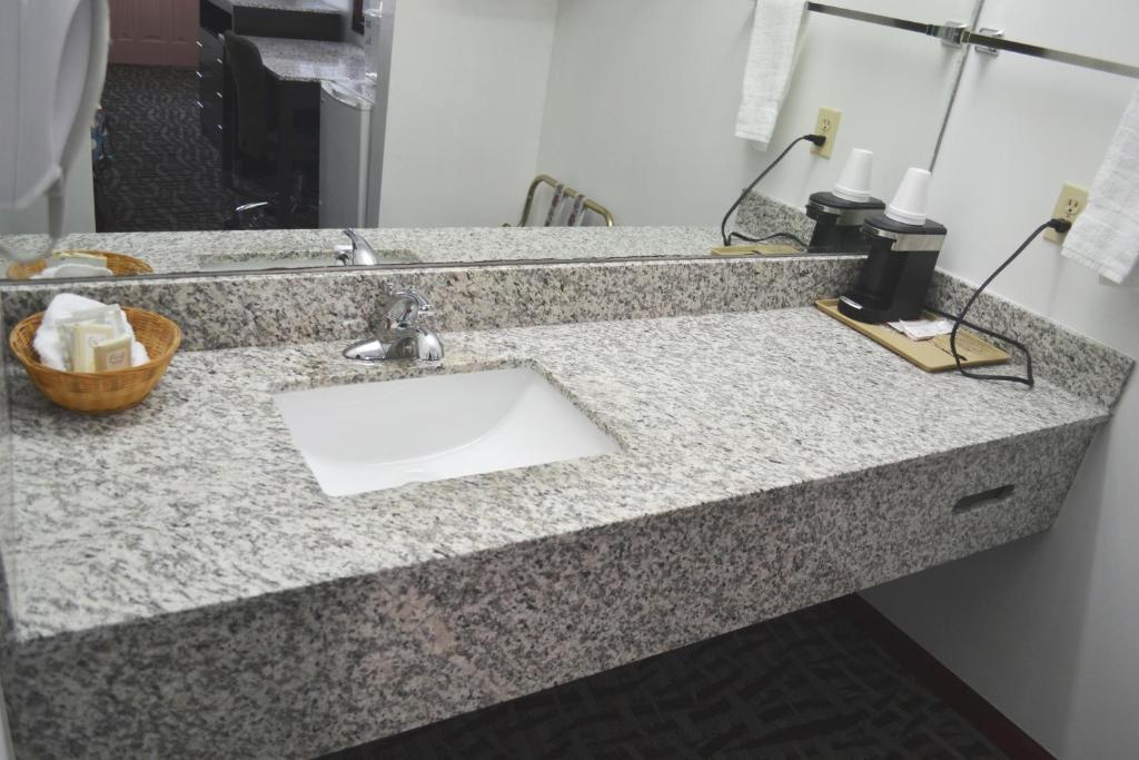 Relax Inn Motel and Suites Omaha - Image 8