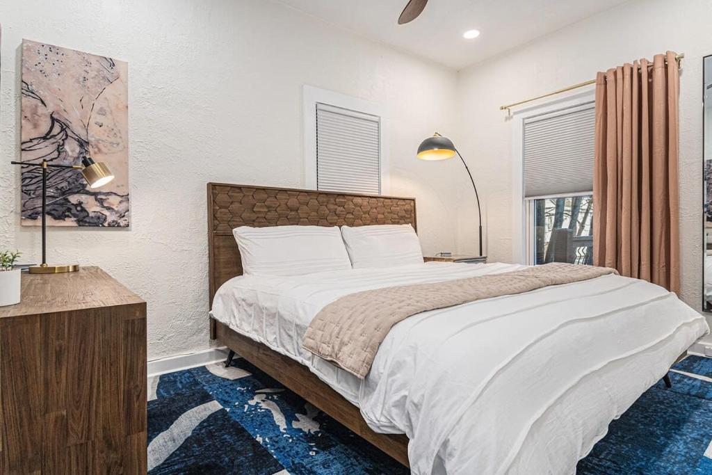 Midtown Spot Lovely Fenced Backyard & Hot Tub - Image 5