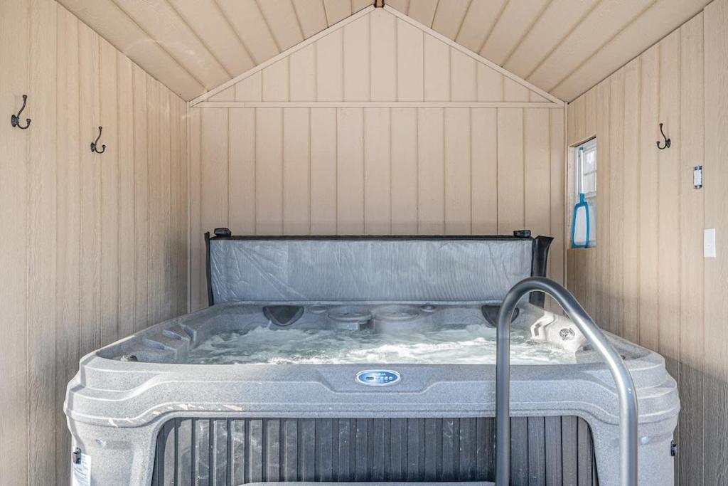 Midtown Spot Lovely Fenced Backyard & Hot Tub