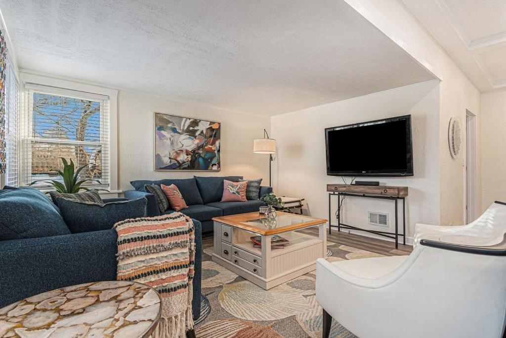 Midtown Spot Lovely Fenced Backyard & Hot Tub - Image 7