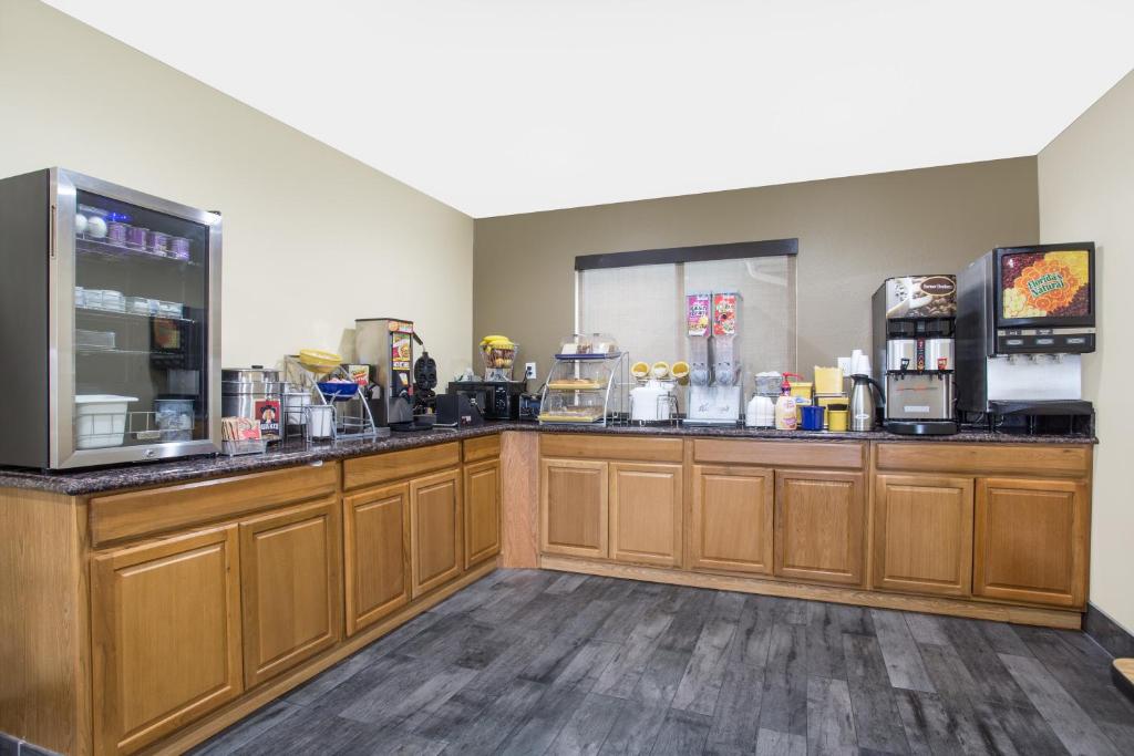 Days Inn by Wyndham North Platte - Image 4