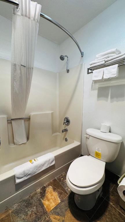 Days Inn by Wyndham North Platte - Image 7