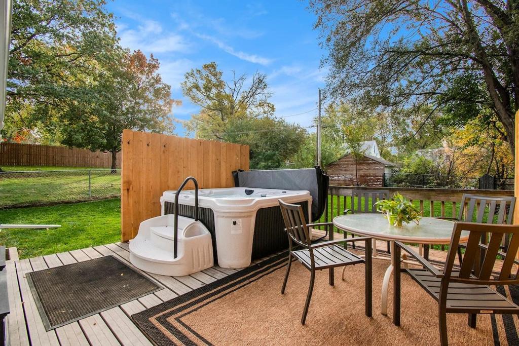 Hot Tub (Jacuzzi) - Photo 2