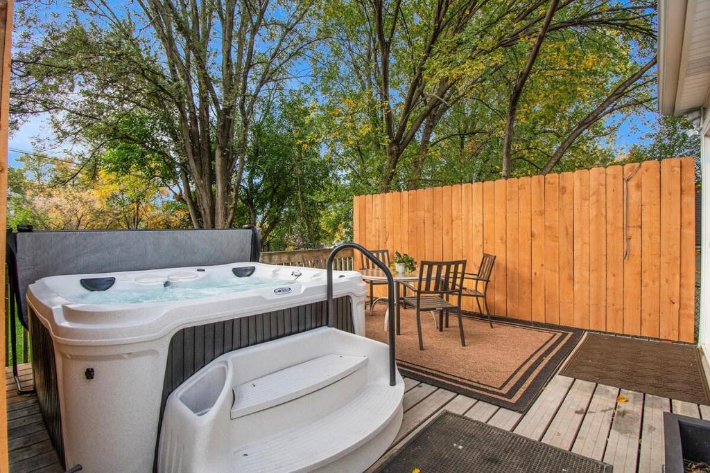 Hot Tub (Jacuzzi) - Photo 3