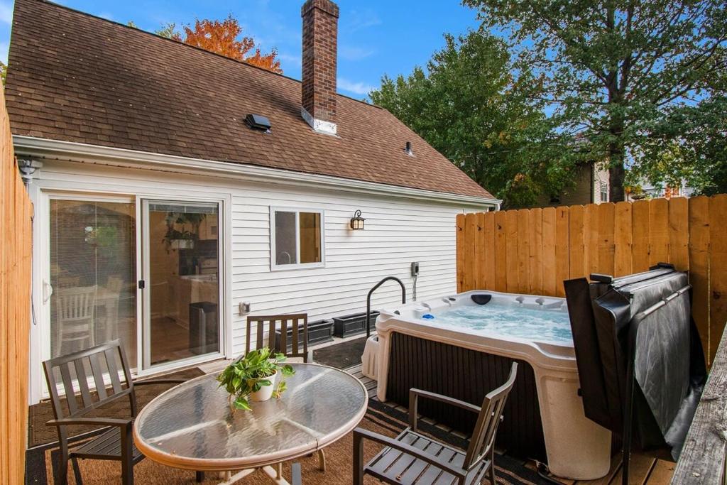 Beautiful Benson Cottage with Year-Round Hot Tub