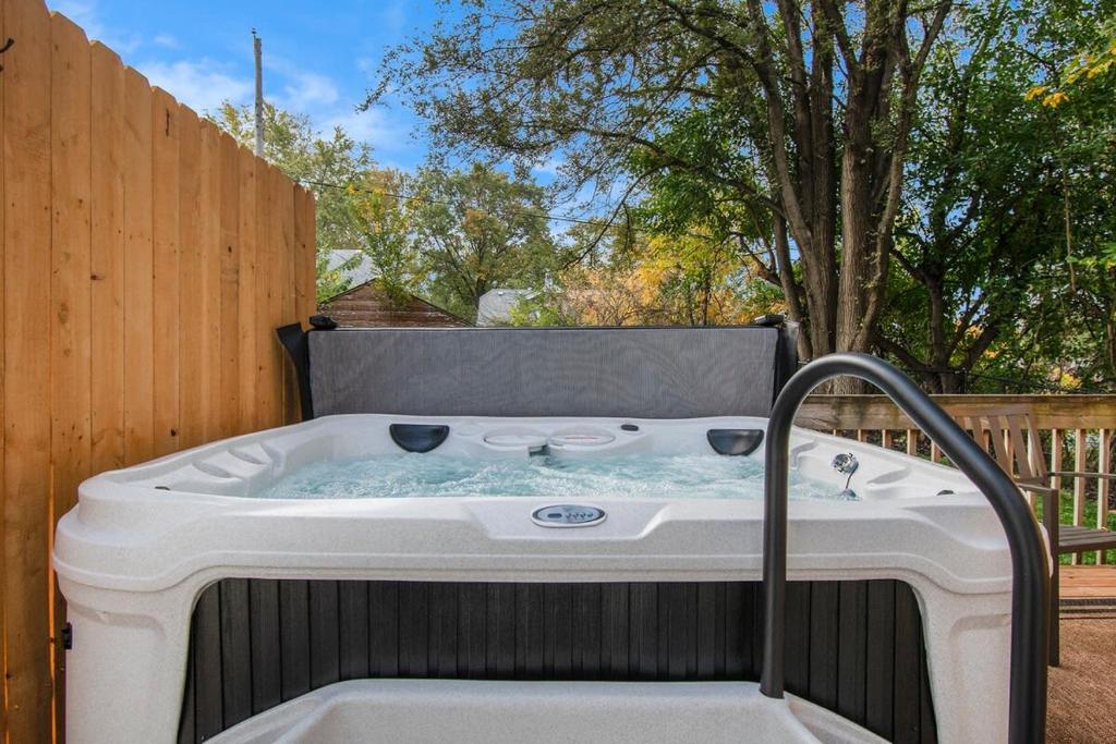 Hot Tub (Jacuzzi) - Photo 5