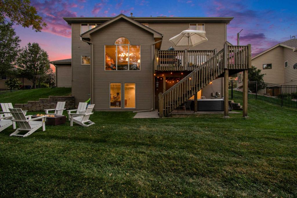 Stunning 5BR Villa Large Hot Tub & Scenic Yard