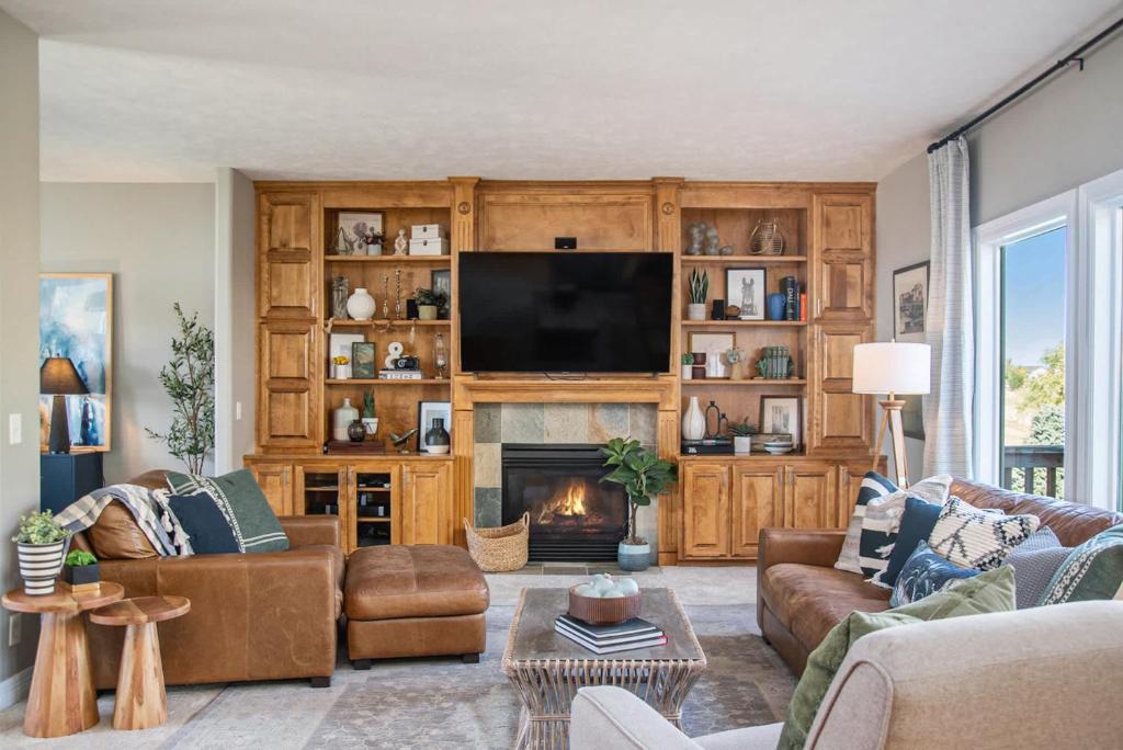 Stunning 5BR Villa Large Hot Tub & Scenic Yard - Image 4