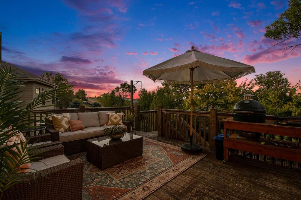 Stunning 5BR Villa Large Hot Tub & Scenic Yard - Image 6