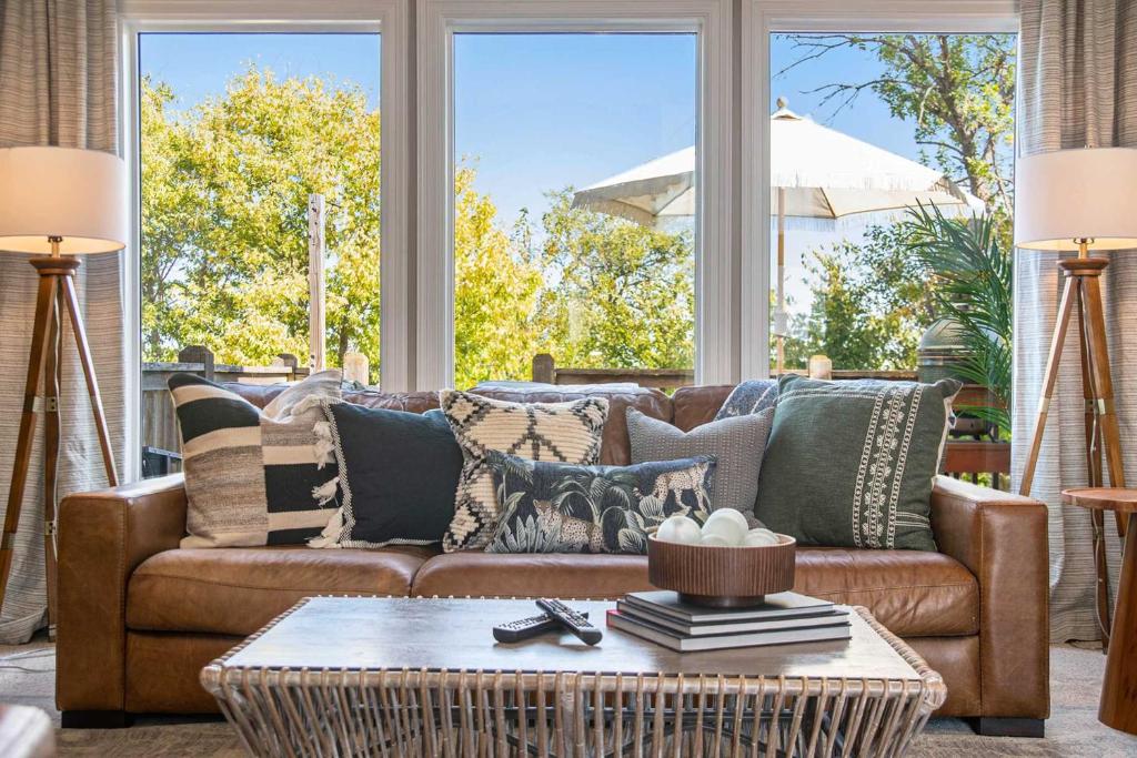 Stunning 5BR Villa Large Hot Tub & Scenic Yard - Image 8