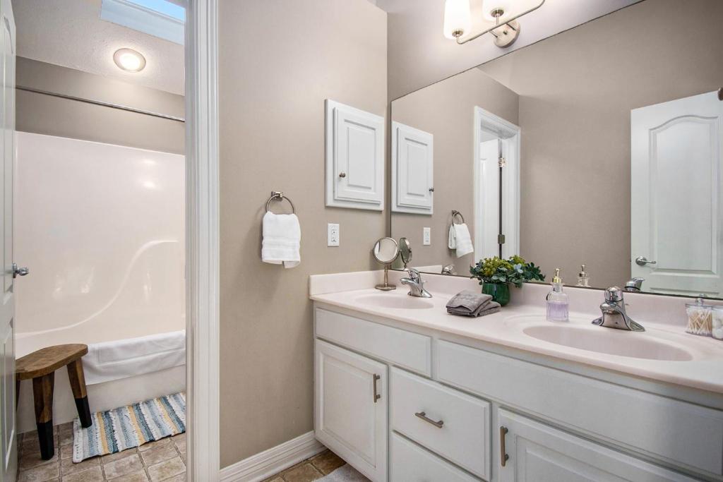 Hot Tub (Jacuzzi) - Photo 2