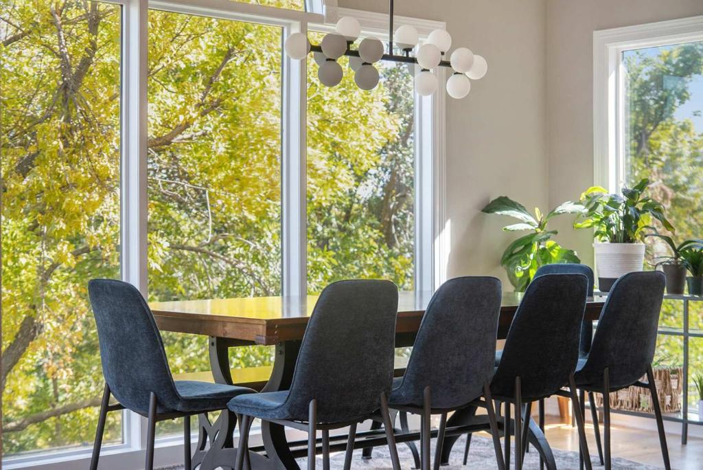 Stunning 5BR Villa Large Hot Tub & Scenic Yard - Image 5