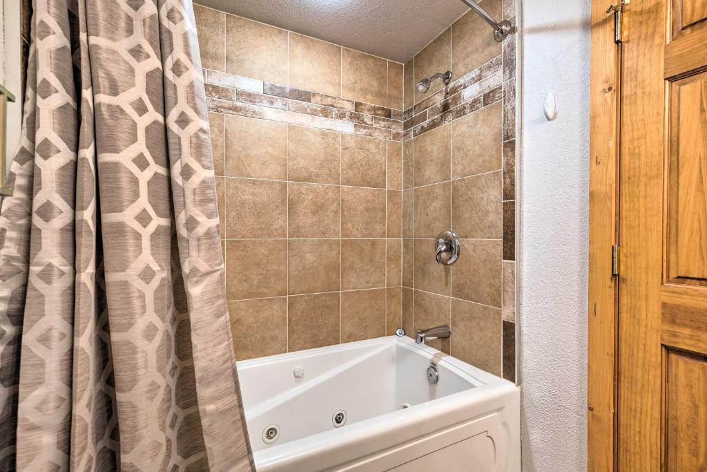 Hot Tub (Jacuzzi) - Photo 3