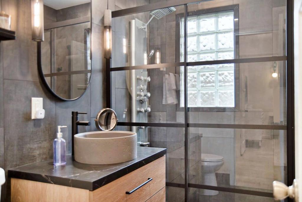 Adorable 2BR Hot Tub Close to Attractions - Image 6