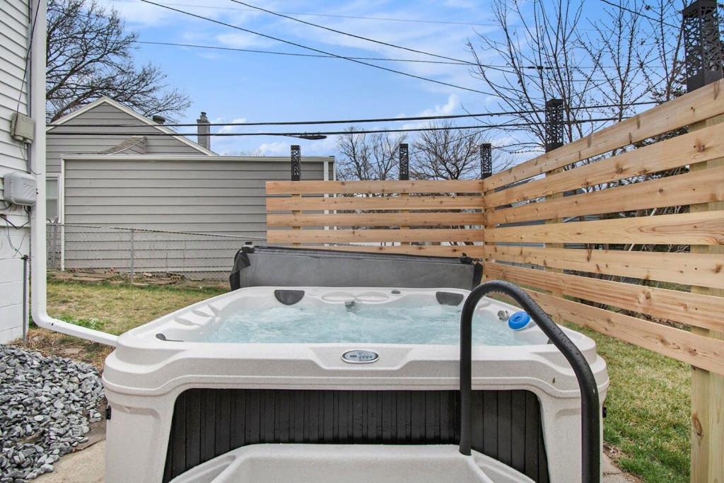 Adorable 2BR Hot Tub Close to Attractions