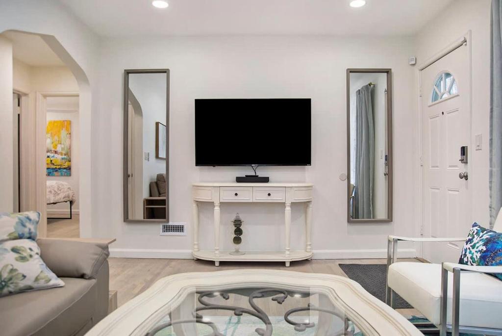 Adorable 2BR Hot Tub Close to Attractions - Image 7