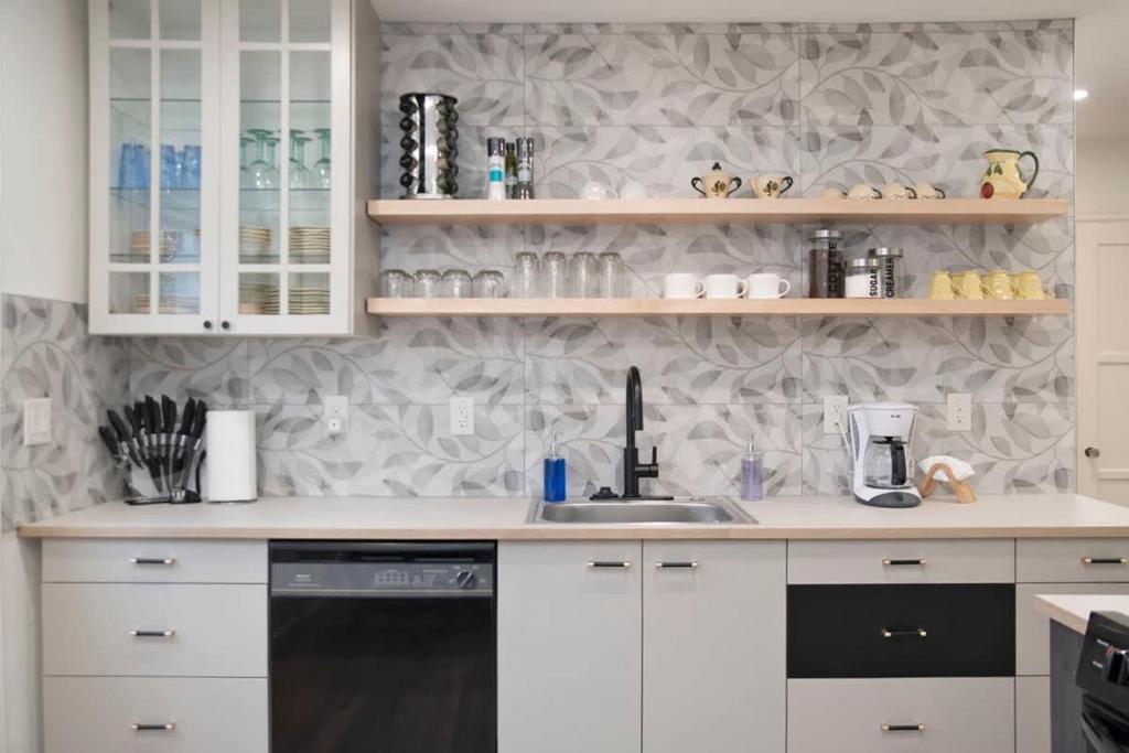 Adorable 2BR Hot Tub Close to Attractions