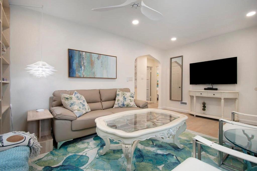 Adorable 2BR Hot Tub Close to Attractions - Image 5