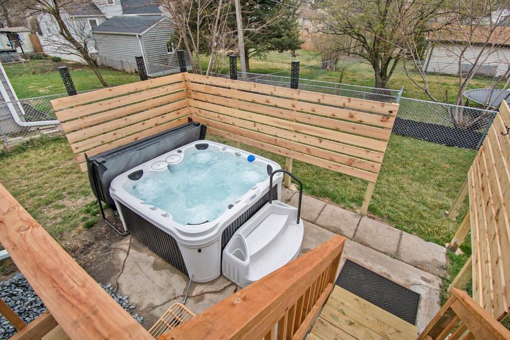 Hot Tub (Jacuzzi) - Photo 2