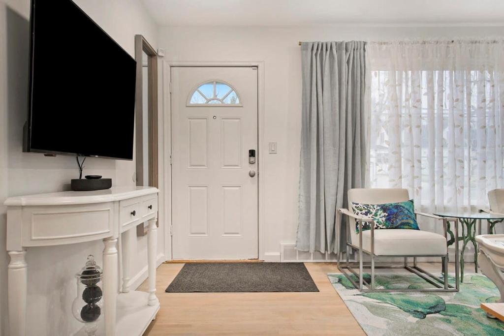 Adorable 2BR Hot Tub Close to Attractions - Image 8