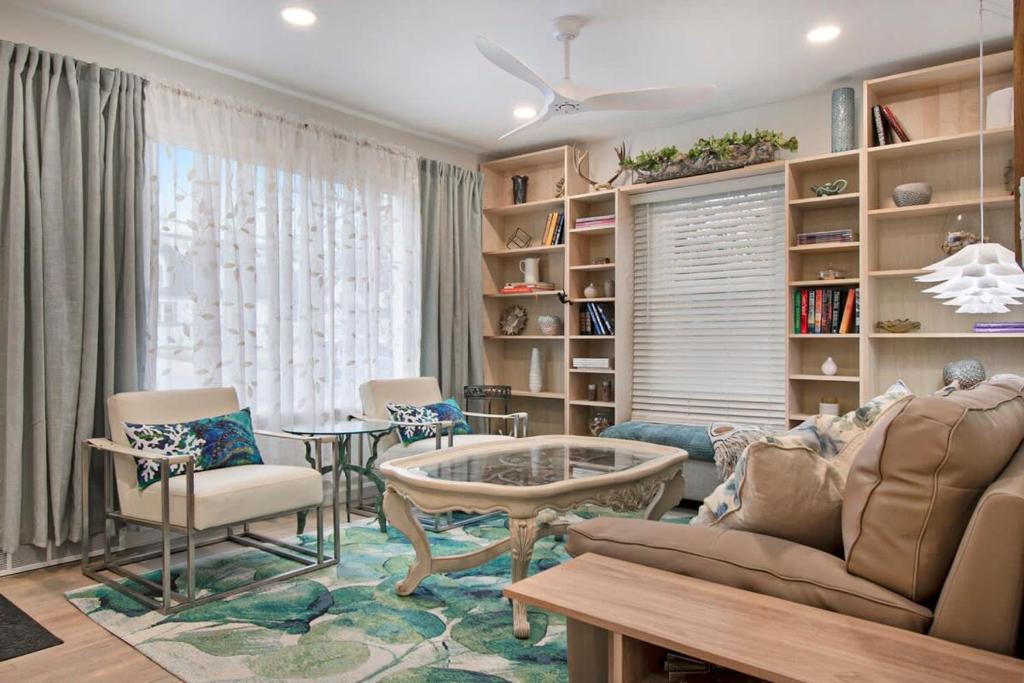 Adorable 2BR Hot Tub Close to Attractions - Image 4