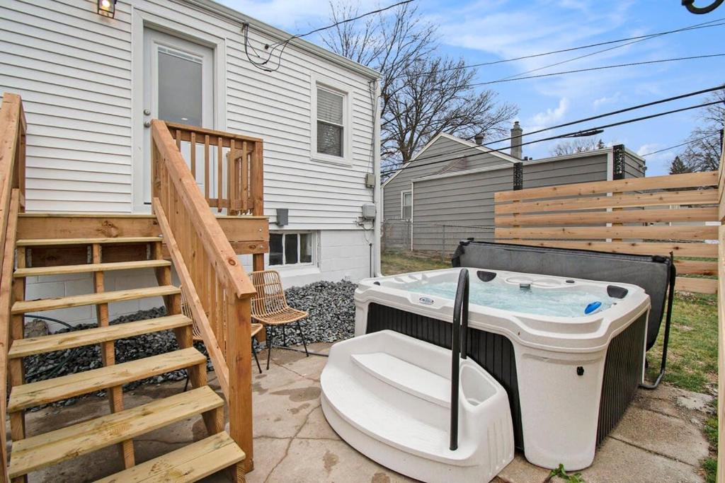 Hot Tub (Jacuzzi) - Photo 3