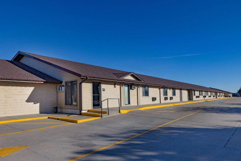 Super 8 by Wyndham Valentine NE - Image 7