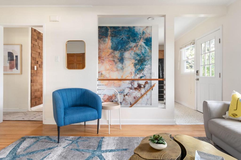 Peaceful Gem HotTub Fenced Yard & Near Downtown - Image 6