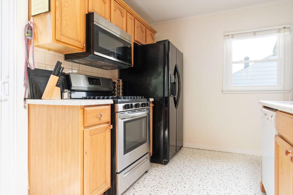 Peaceful Gem HotTub Fenced Yard & Near Downtown - Image 4