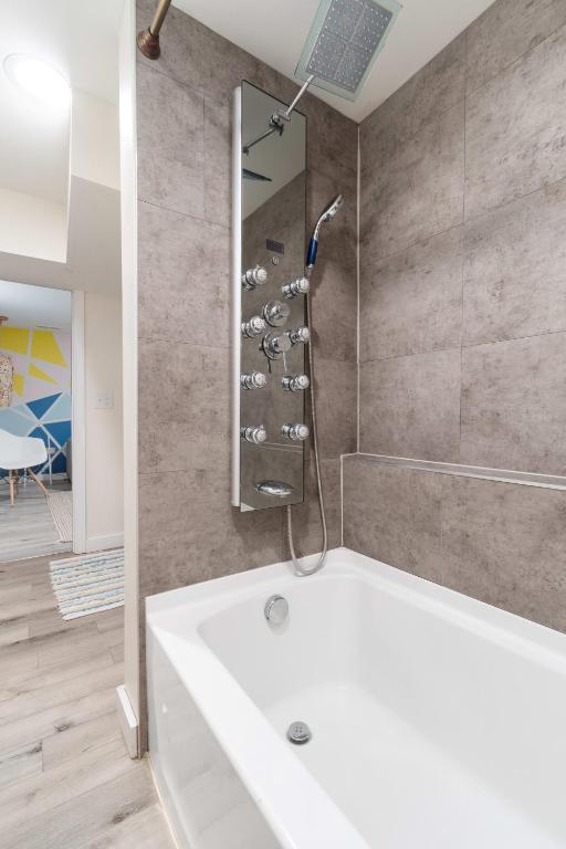 Peaceful Gem HotTub Fenced Yard & Near Downtown