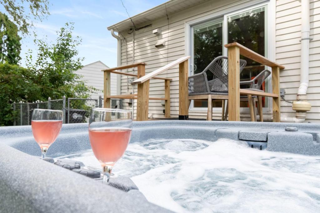 Peaceful Gem HotTub Fenced Yard & Near Downtown