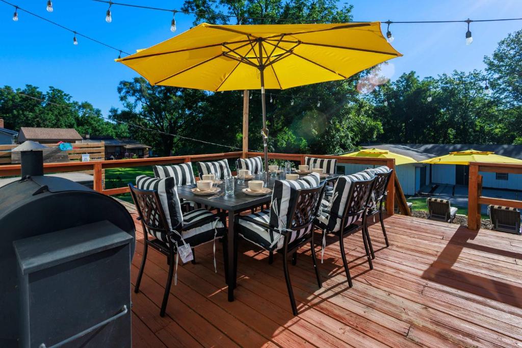 Spacious Ranch with Hot Tub & Game Room - Sleeps 24 - Image 4